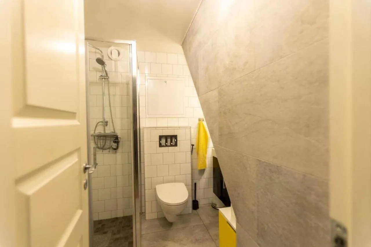 Dinbnb Homes I Cozy Cellar Apartment In Historical Cobblestone Street