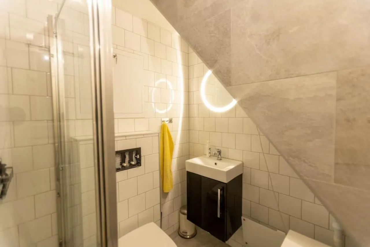 Dinbnb Homes I Cozy Cellar Apartment In Historical Cobblestone Street