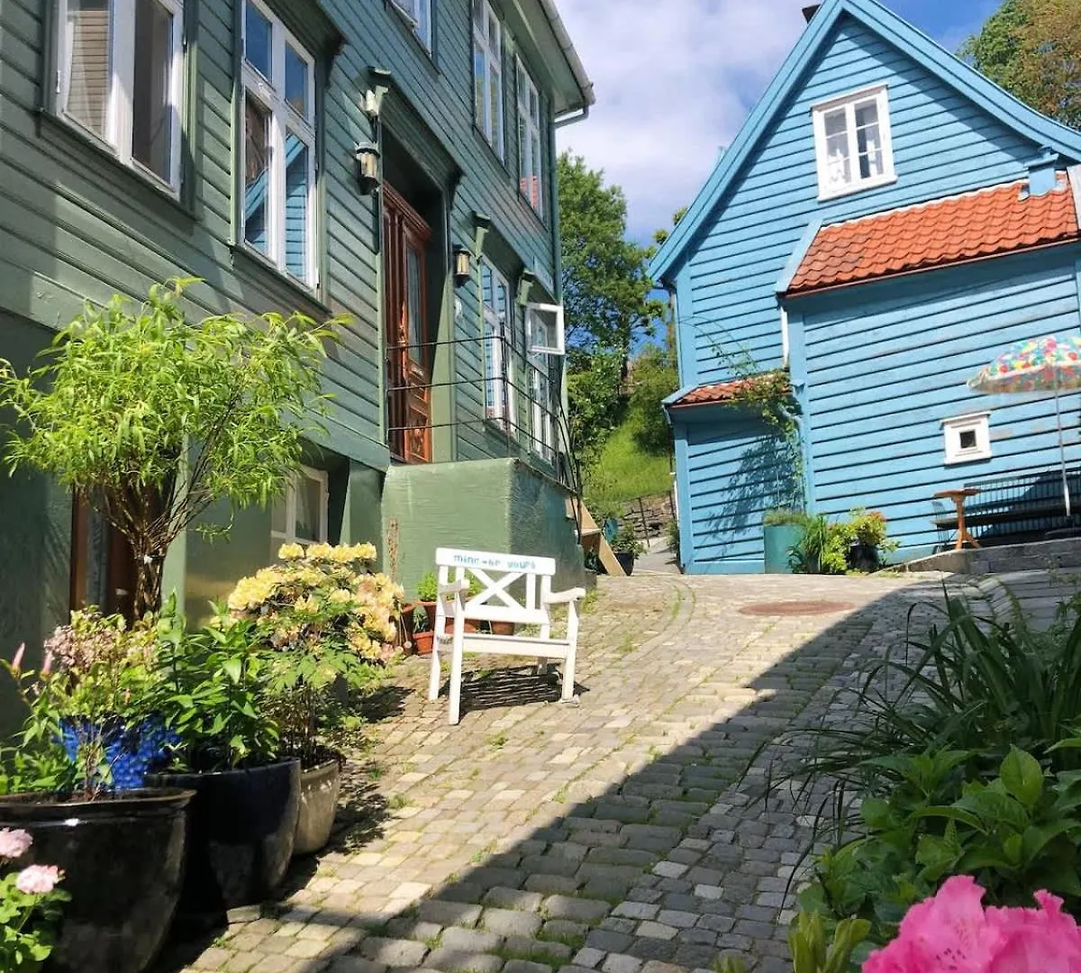 Dinbnb Homes I Cozy Cellar Apartment In Historical Cobblestone Street