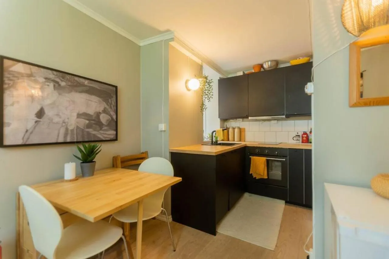 Dinbnb Homes I Cozy Cellar Apartment In Historical Cobblestone Street